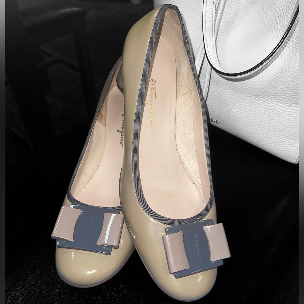 Salvatore Ferragamo Varina Flats – Size 10 – Patent Nude & Grey